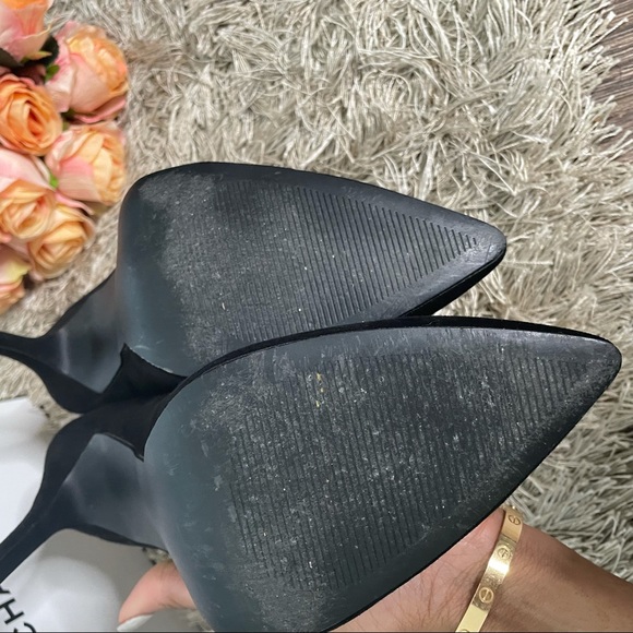 Pointy toe black suede pumps size 10 - Picture 2 of 3